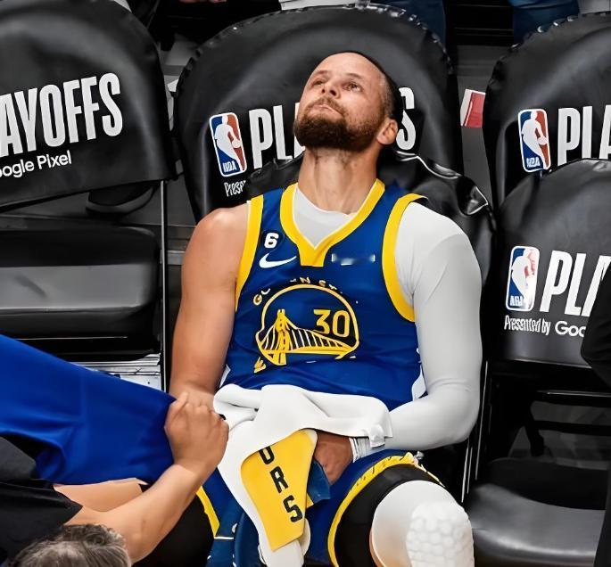 库里复出了，勇士也不行啊，这差的也太远了！今天勇士输给了快船。库里复出的四场