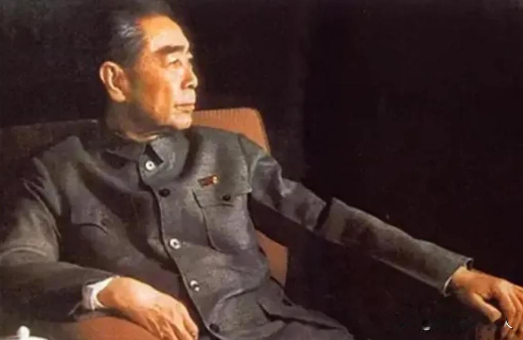 1949年，周总理到傅作义家中做客，突然发现傅作义家中有警卫部队驻扎，他眉头一皱