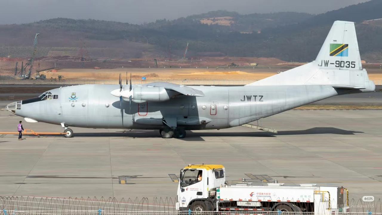 坦桑尼亚空军Y-8F-200运输机在昆明转停加油，准备去陕西汉中进厂检修。此机