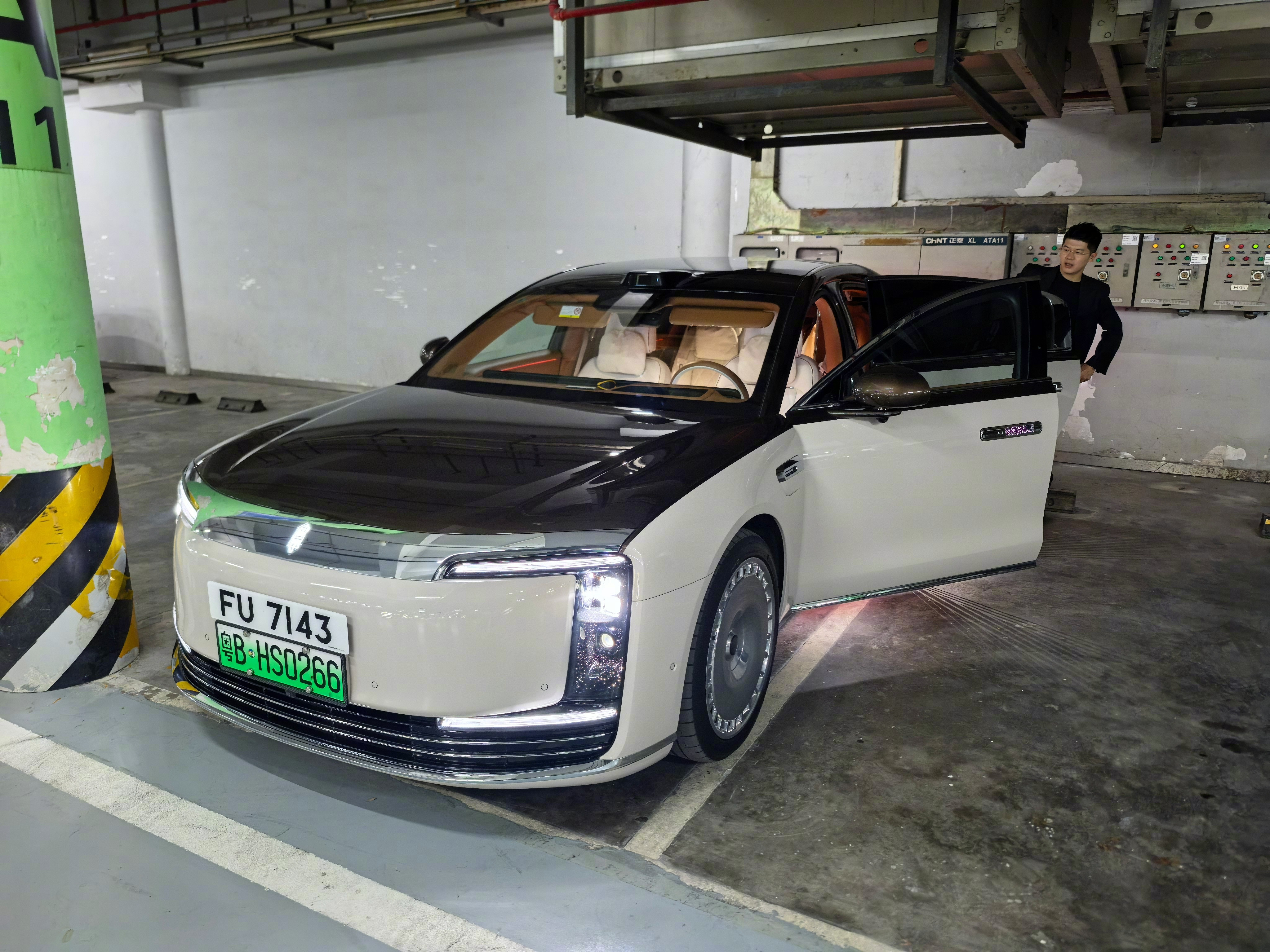 今天我司机开个尊界S800，车里放着衣服，车里还放个内裤，你说说这什么档次。尊界