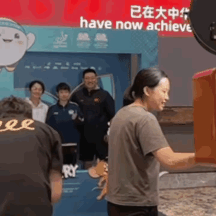 您见过这么乖宝宝般的莎莎吗？有人称莎莎为“小魔王”，原因是她在赛场上可凶了，但