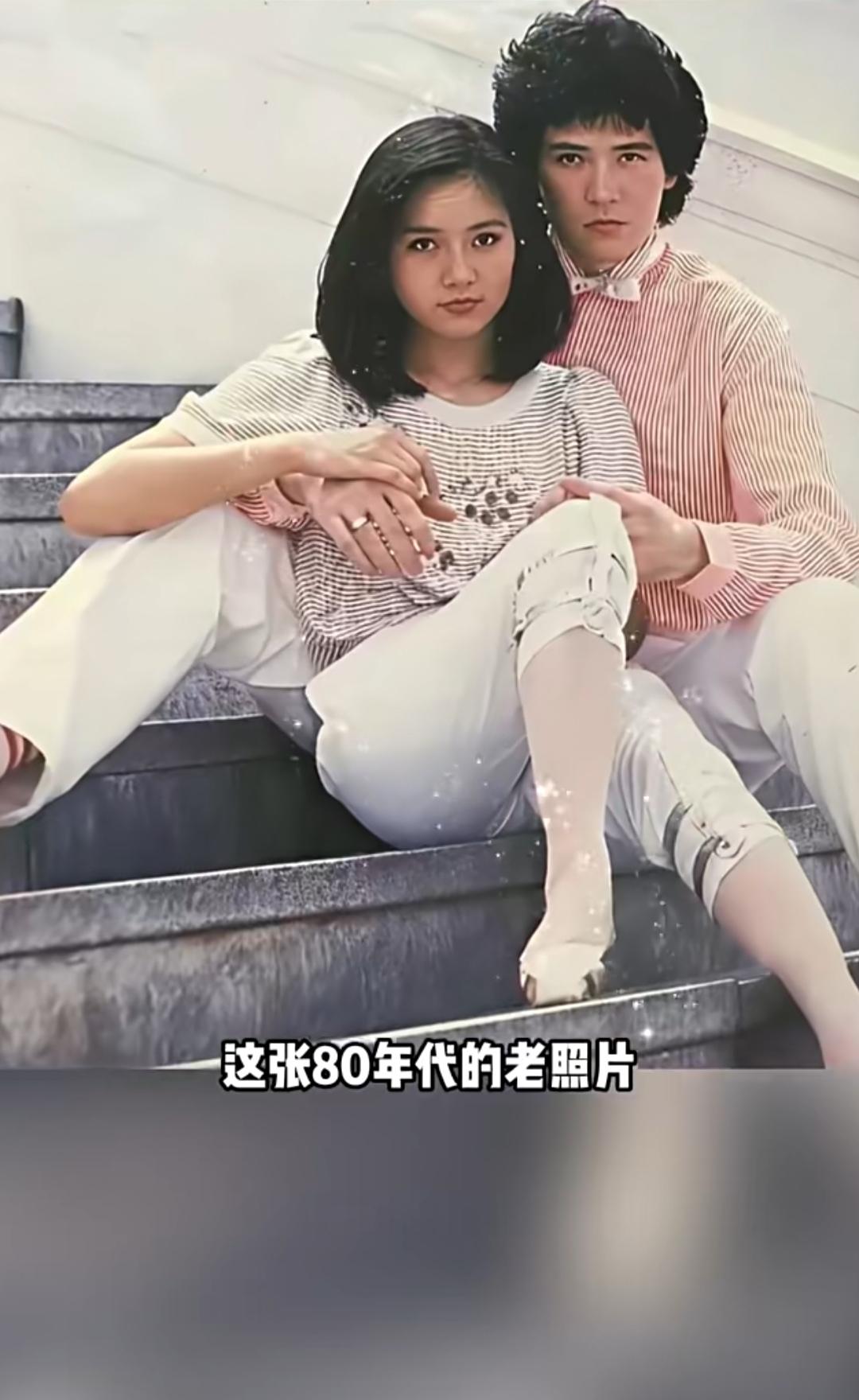 老照片里的回忆年轻时候的费翔是真帅可他怀里的这位是谁有知道的吗？