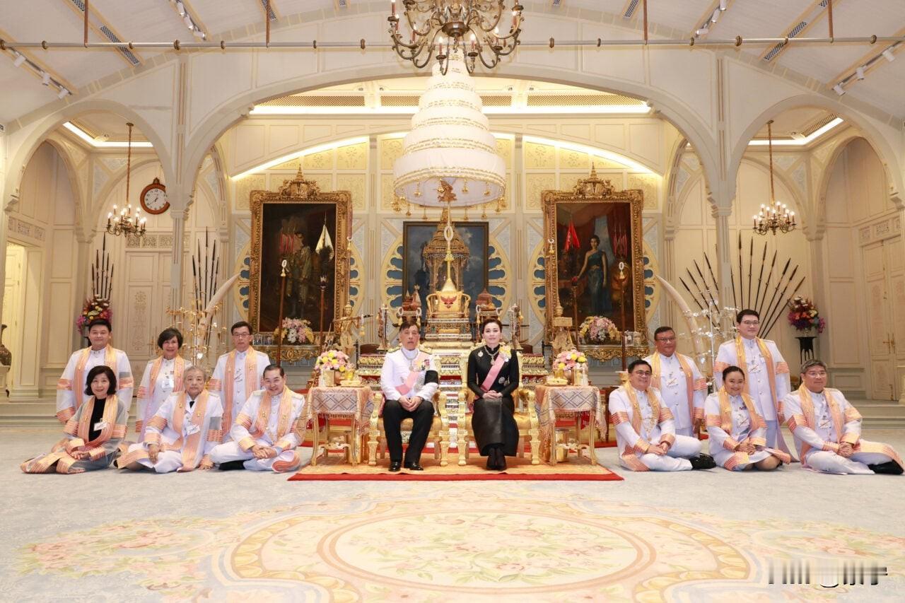 12月13日，苏提达王后再次喜获新博士学位，朱拉隆功大学校长率领的皇家学术委员会