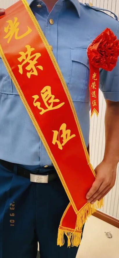 “退役”和“退伍”虽只差一字，却天差地别。退伍的义务兵，两年期满，部队叠好被子，