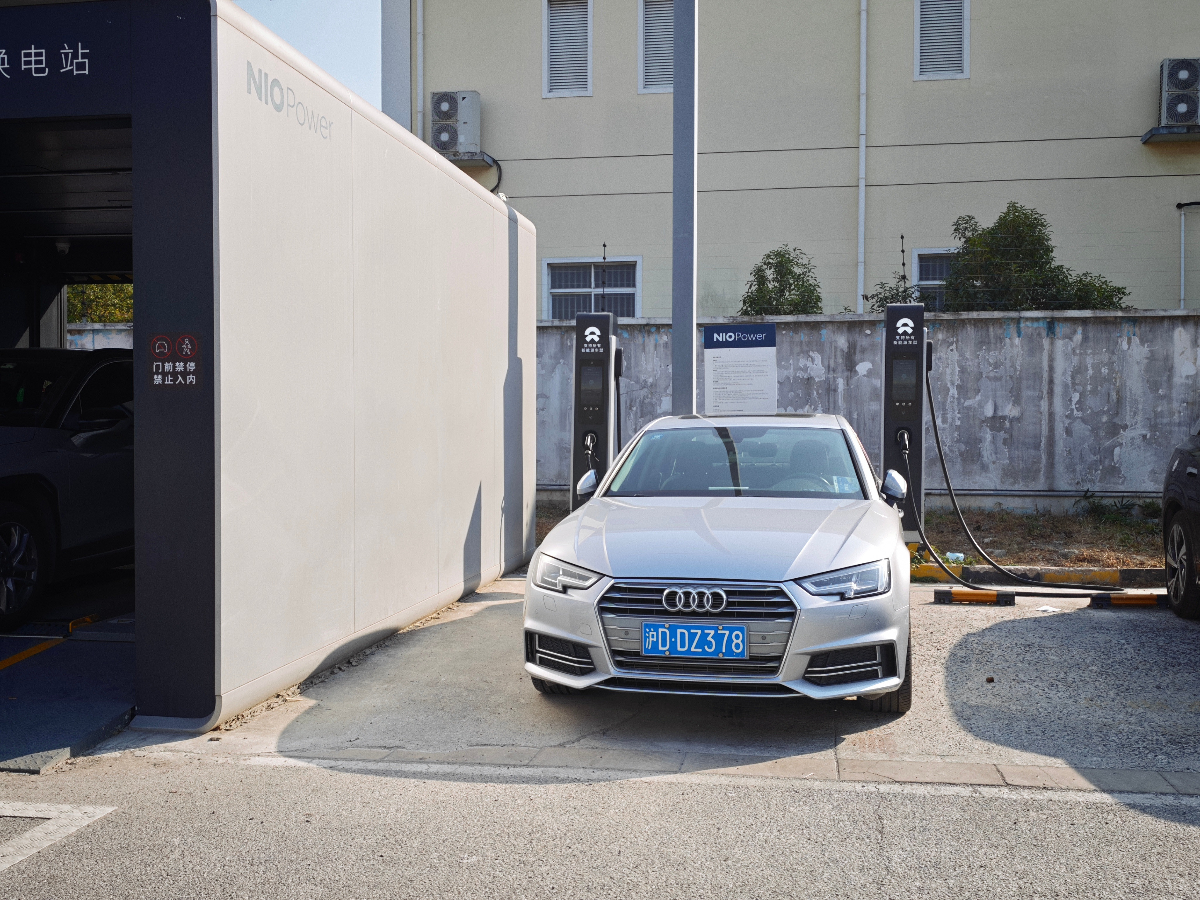 就见不得这种360°无死角的纯SB。停车不会停，就该把驾照没收了，分都给扣完了，