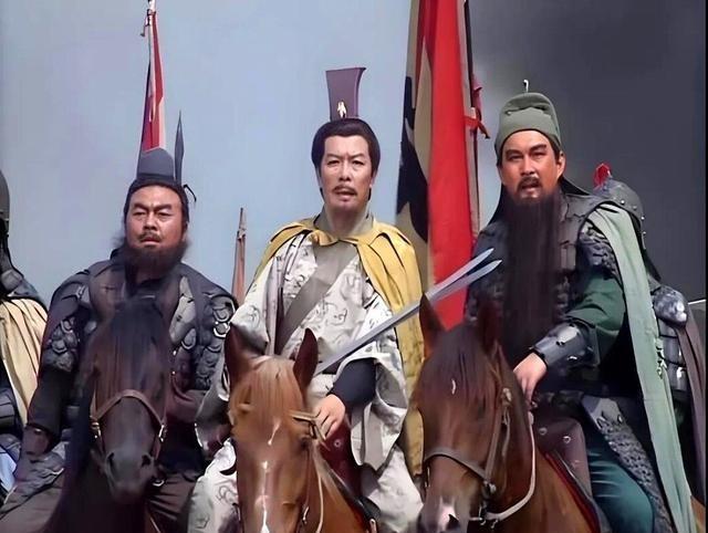 刘备登基那天，文武百官跪了一地，高呼万岁。封赏开始。骠骑将军，马超。马超往前一步