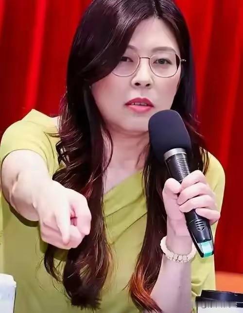 郑丽文这回不装了。6月23日上唐湘龙节目，被直接追问“你就是只谈和平不谈统一