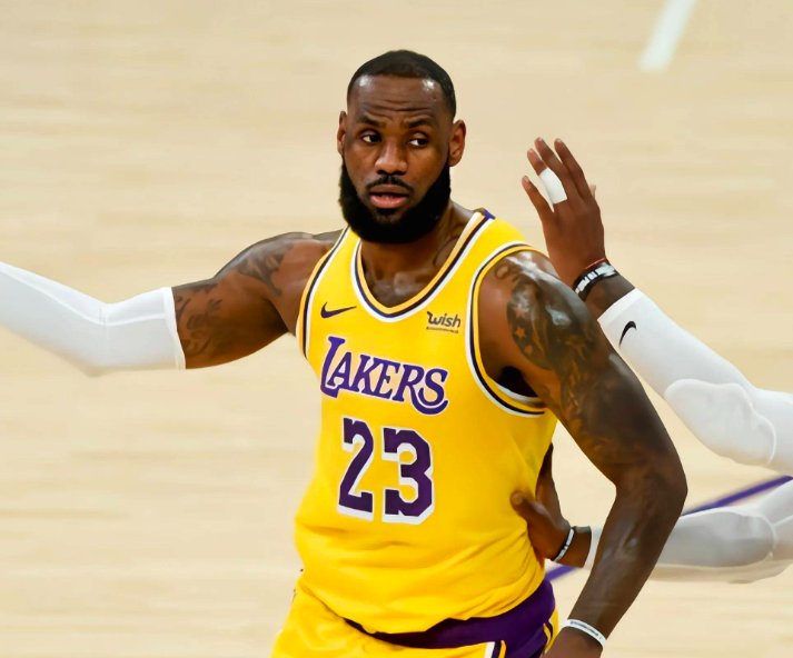 詹姆斯虽然单打技术不如杜兰特，但比赛影响力比杜兰特大太多了两个人风格差异是真明