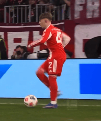 点击动图，你不会后悔的能让对方后卫心悦诚服竖起大拇指，一定是高手。拜仁抽象派小将