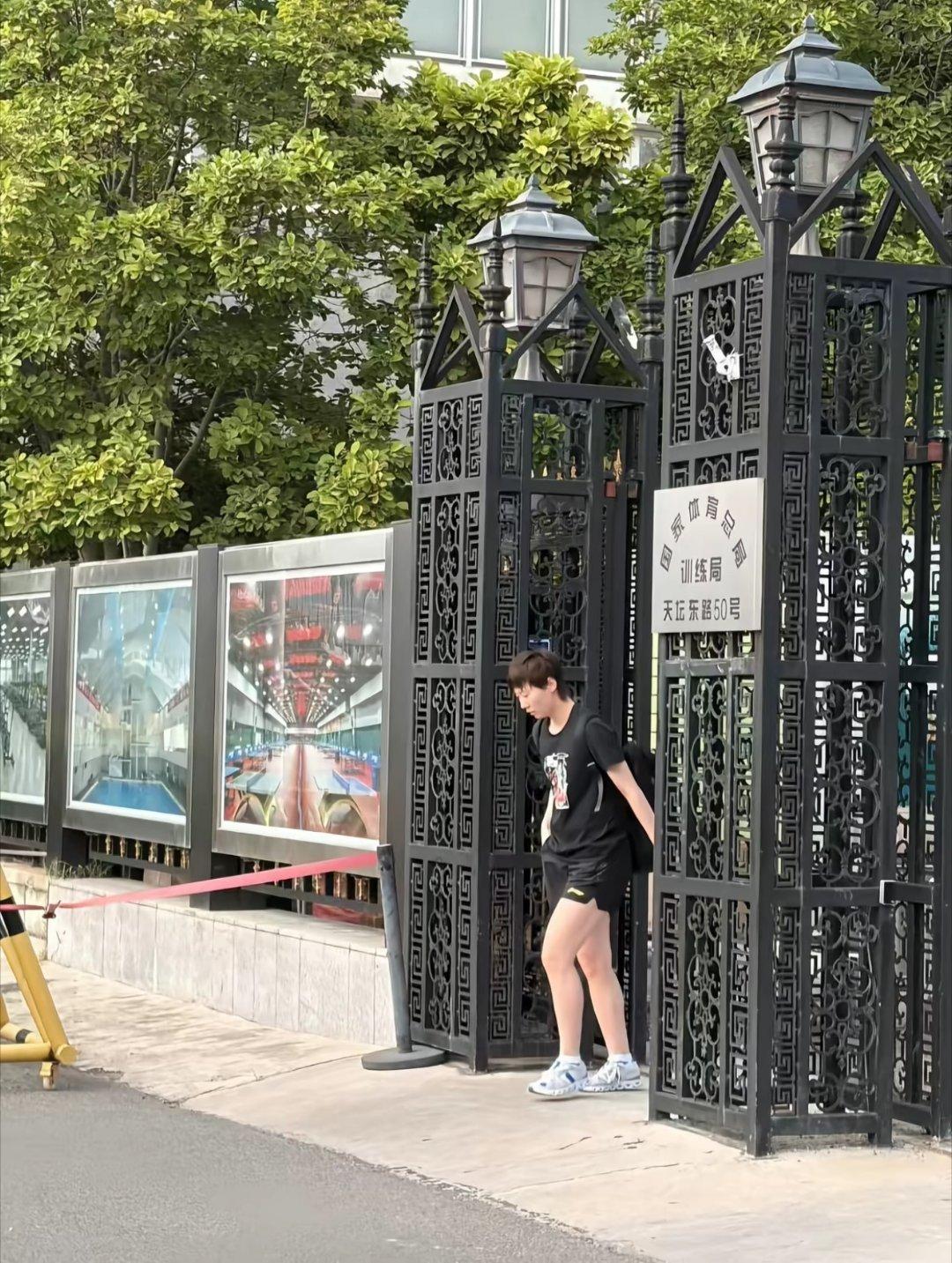 今日现身国家体育总局训练局的王曼昱！曼昱穿着训练服和短裤、运动鞋，背着训练常用背