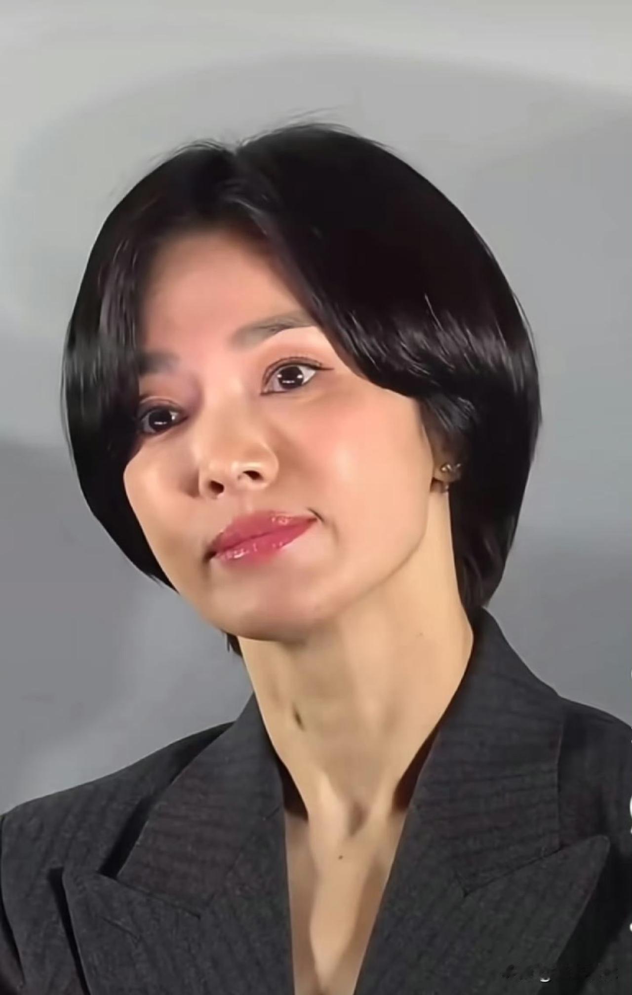 翻看宋慧乔近期采访镜头，难掩落寞，利落短发西装衬得人单薄无力，浑身透着一股泄了气