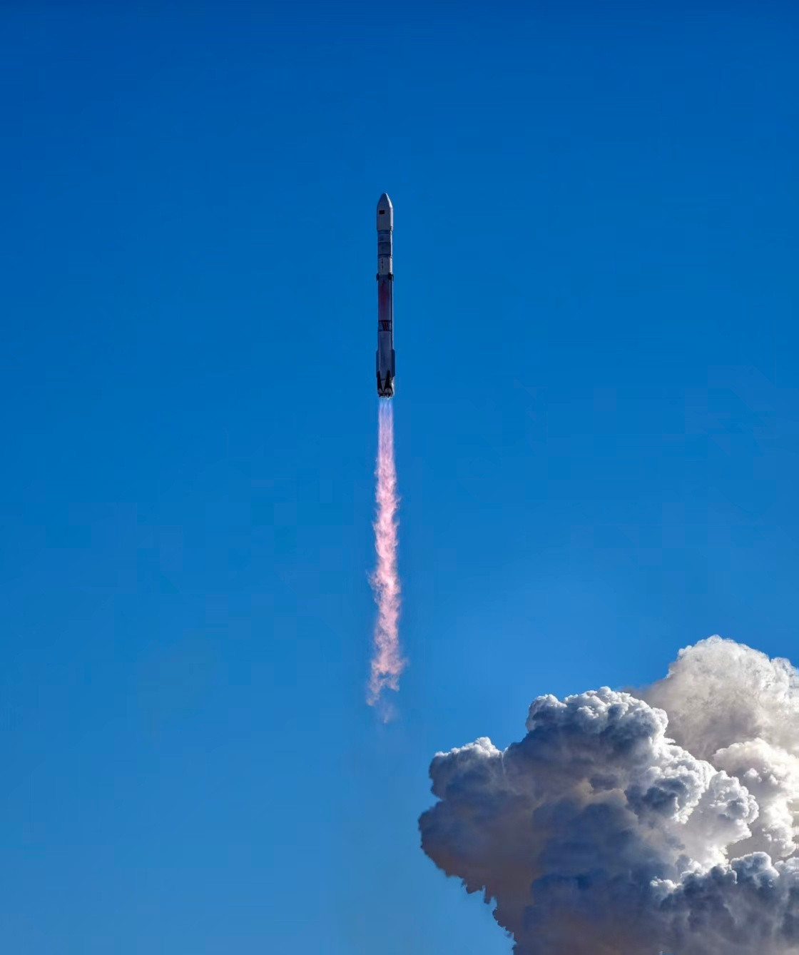 朱雀三号成功进入预定轨道，标志着中国商业航天在大型液体可回收火箭技术上取得了历史