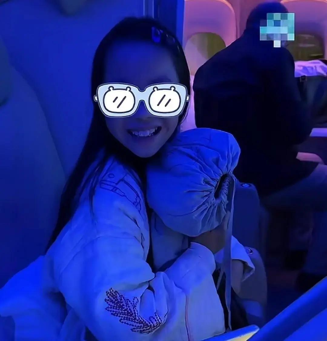 伊能静一家四口坐长途飞机，她把婆婆的靠枕、女儿的任务卡、老公的素食全安排得明明白