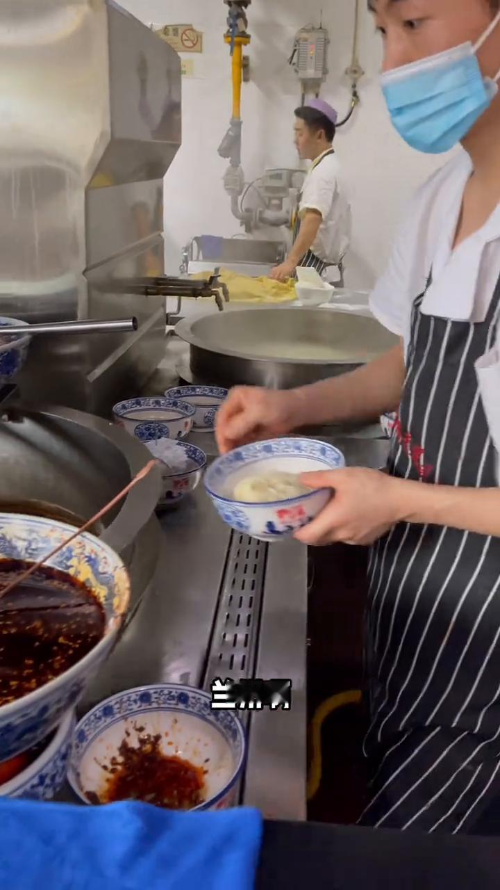 兰州马子碌牛肉面。早上的兰州就是一碗牛肉面，开始，太美了，这是灵魂。第一顿牛肉