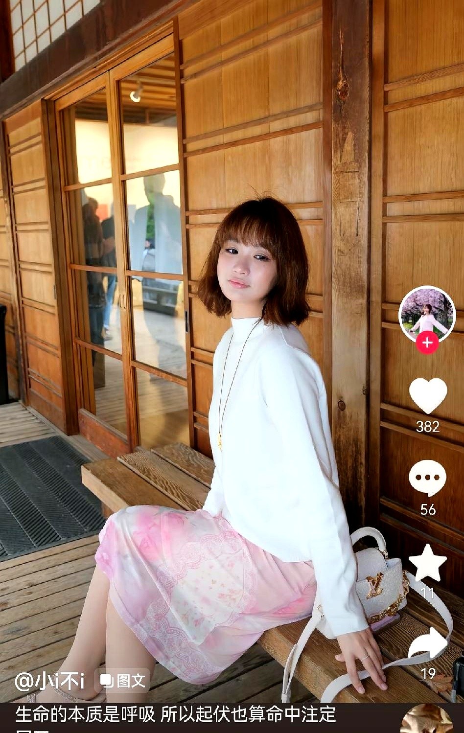 杨瀚森球打好了，女友终于能重新在网上说话了。女友发了剪短发的日常，吐槽在美国理发麻烦又难打理，杨瀚森
