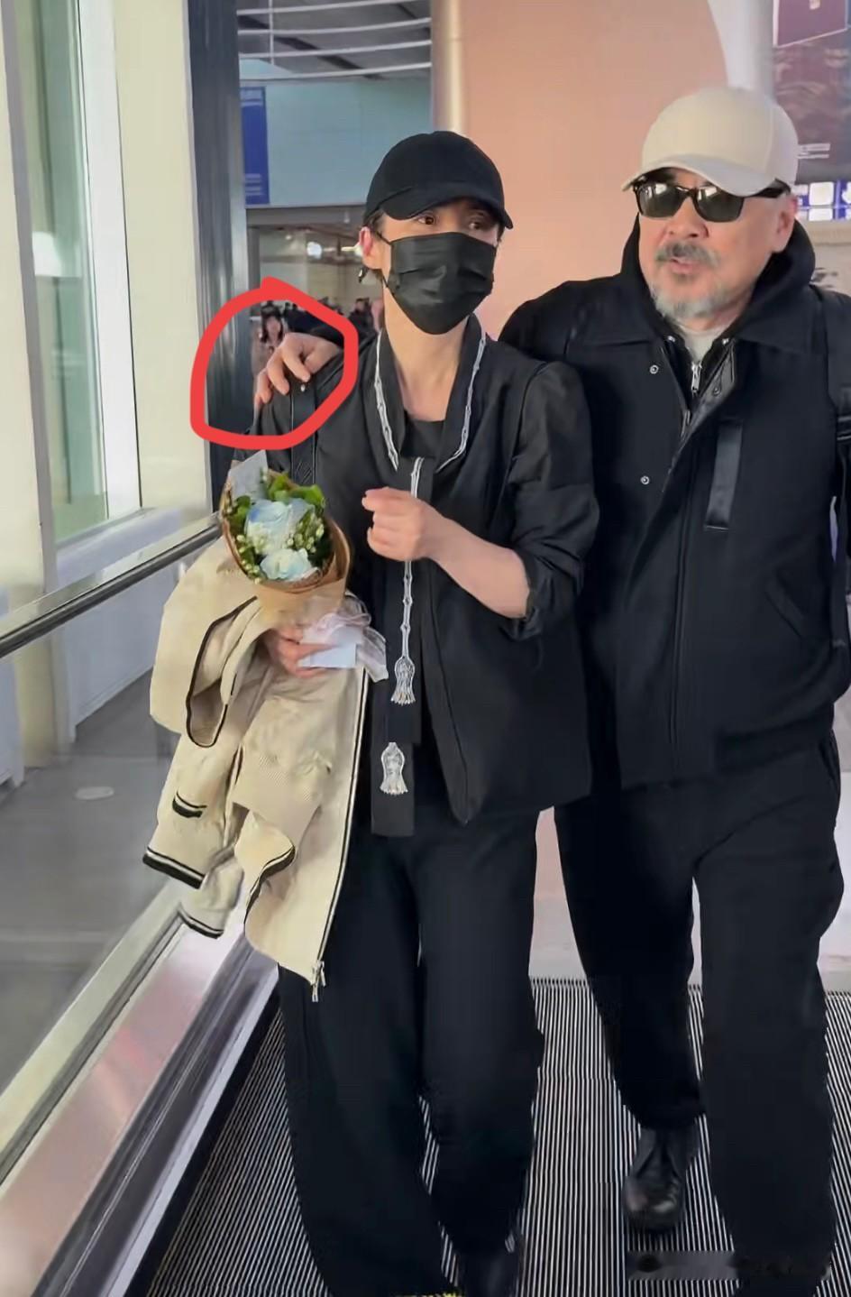 太萌了！像老大爷送孙女上学？陈建斌胡子花白手搭蒋勤勤肩膀，在机场遭人围堵！瞧