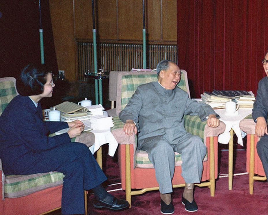 1975年8月14日毛主席说：水浒传这部书，好就好在投降。当天晚上，读书间隙，