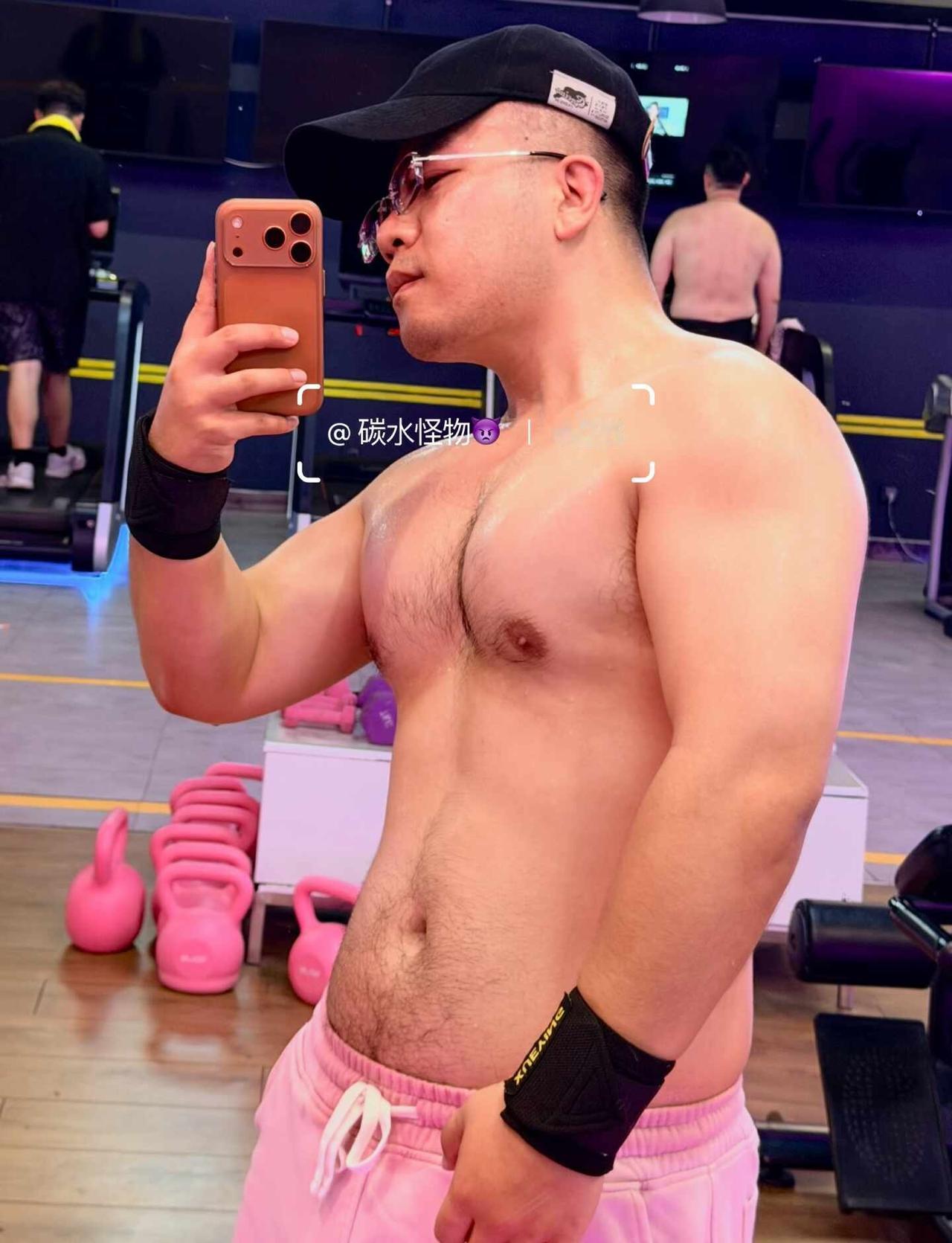 🤨休假一天人夫感脂包肌见人不如健身不上班的工作日感觉真好