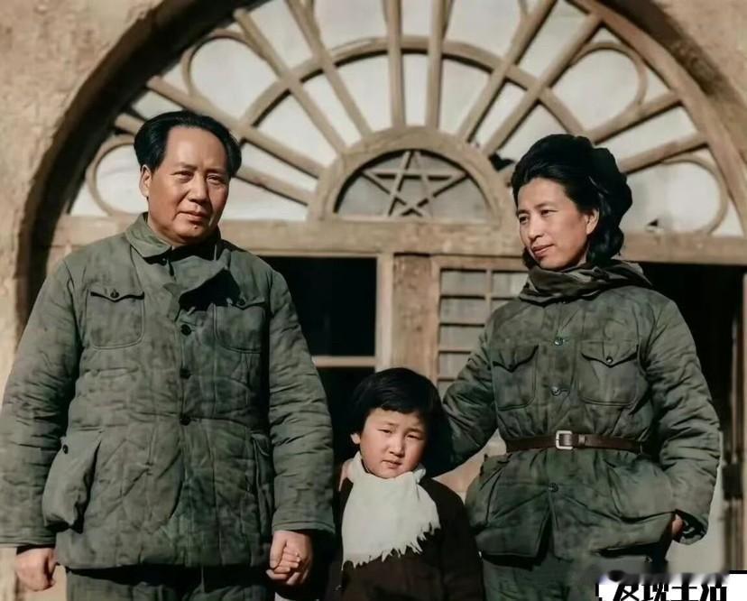 延安窑洞前，毛泽东身穿灰色棉布军装，站在左侧，神情庄重；中间儿童围白围巾、着深色