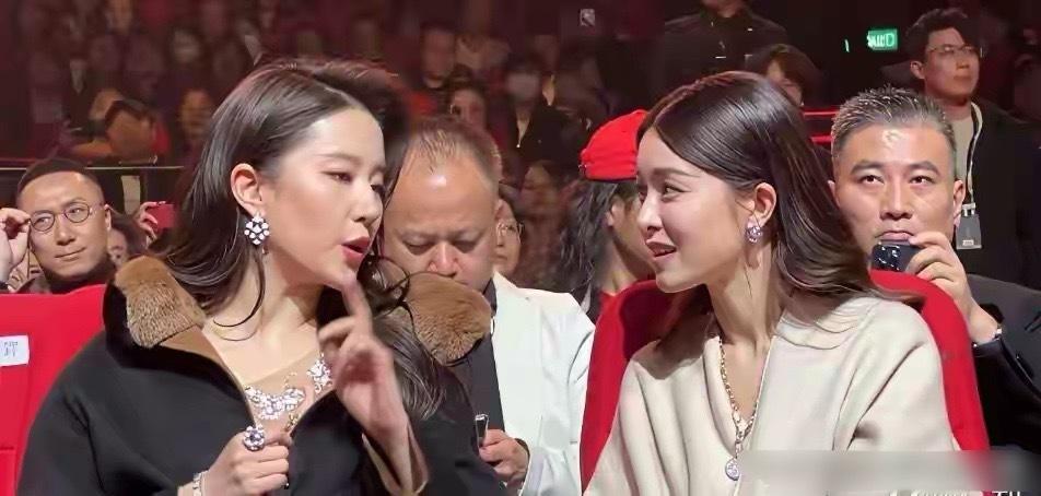 文咏珊真的肉眼可见超喜欢刘亦菲，全程侧身靠向她恨不得贴贴聊天