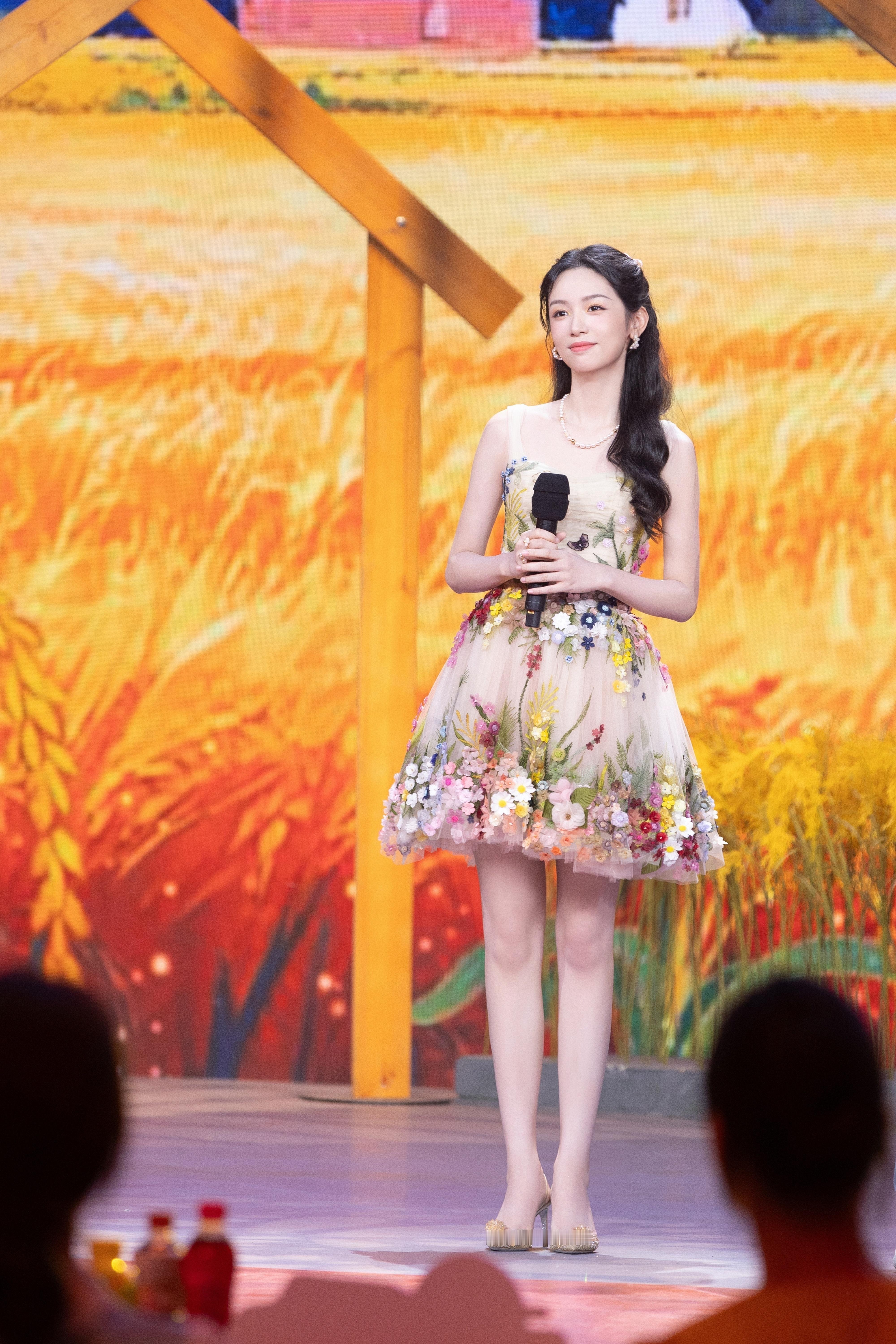 2025腾讯视频星光大赏央媒镜头下的周也期待明天星光大赏