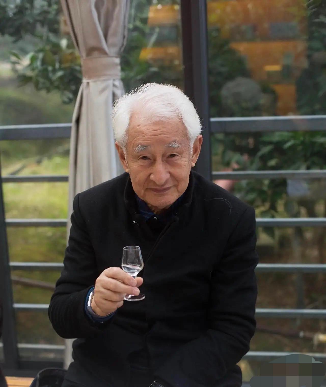 世界上喝茅台最多的人叫季克良。他在茅台工作50年，喝掉2吨多茅台，凭借“最贵的