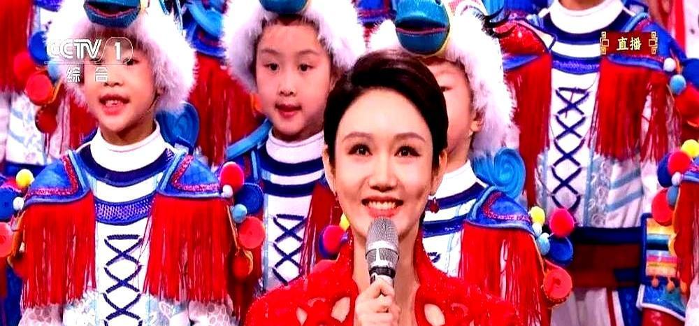 春晚落幕，龙洋摘耳麦的手在抖。导播切走最后一个镜头，她眼泪砸在化妆台上。全网