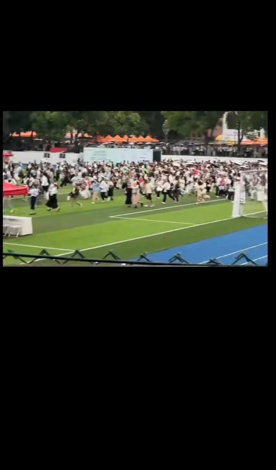 这是西南大学招聘现场！同学们趋之若鹜啊！我这形容不恰当！有博士，硕士，本科生就更
