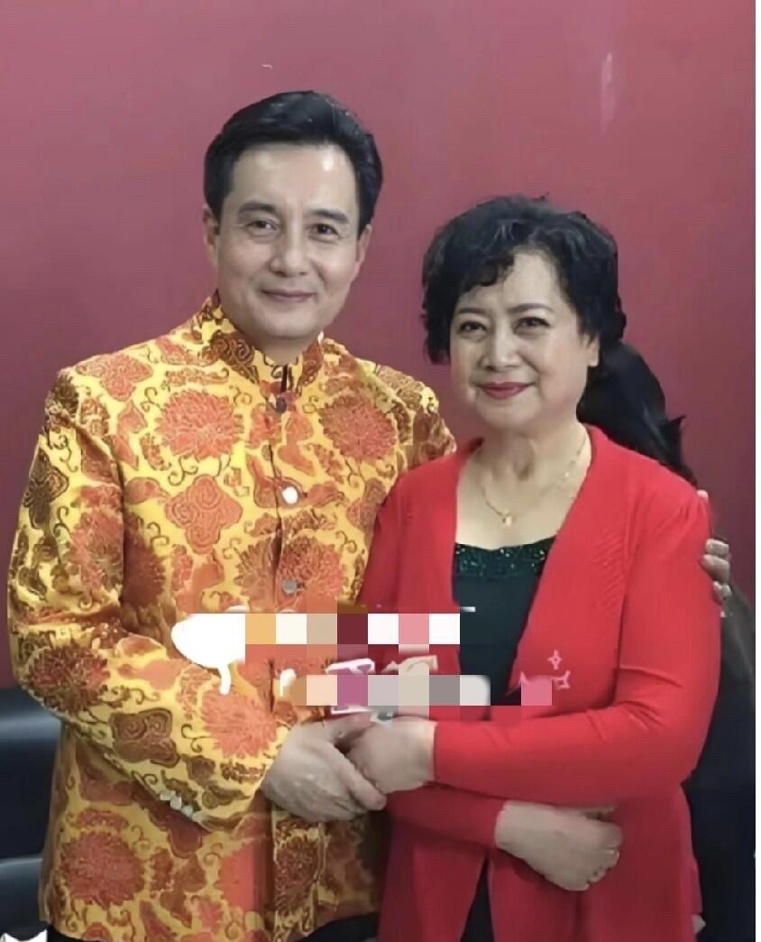 他们两个演员拍的戏曾陪伴了一代又一代人的成长，特别是70、80后很多观众都多次看