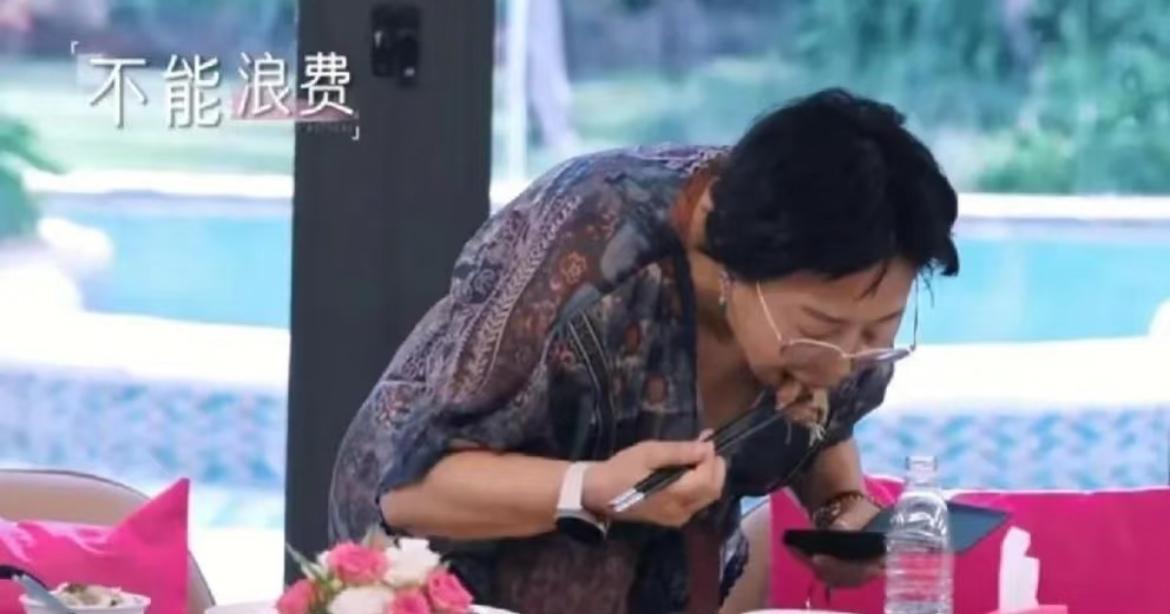 黄圣依不让妈妈吃剩饭，并不是觉得丢人。因为她儿子吃剩下的饭，黄圣依都直接拿过来吃