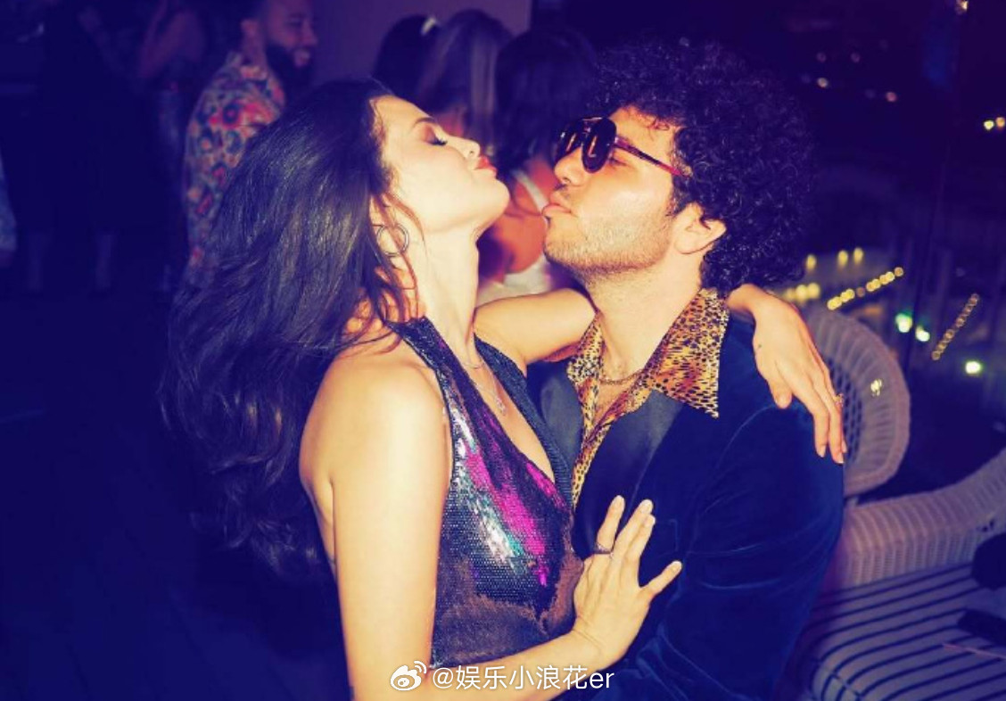 赛琳娜生日与未婚夫接吻照霉霉为赛琳娜庆生照赛琳娜SelenaGomez与未婚