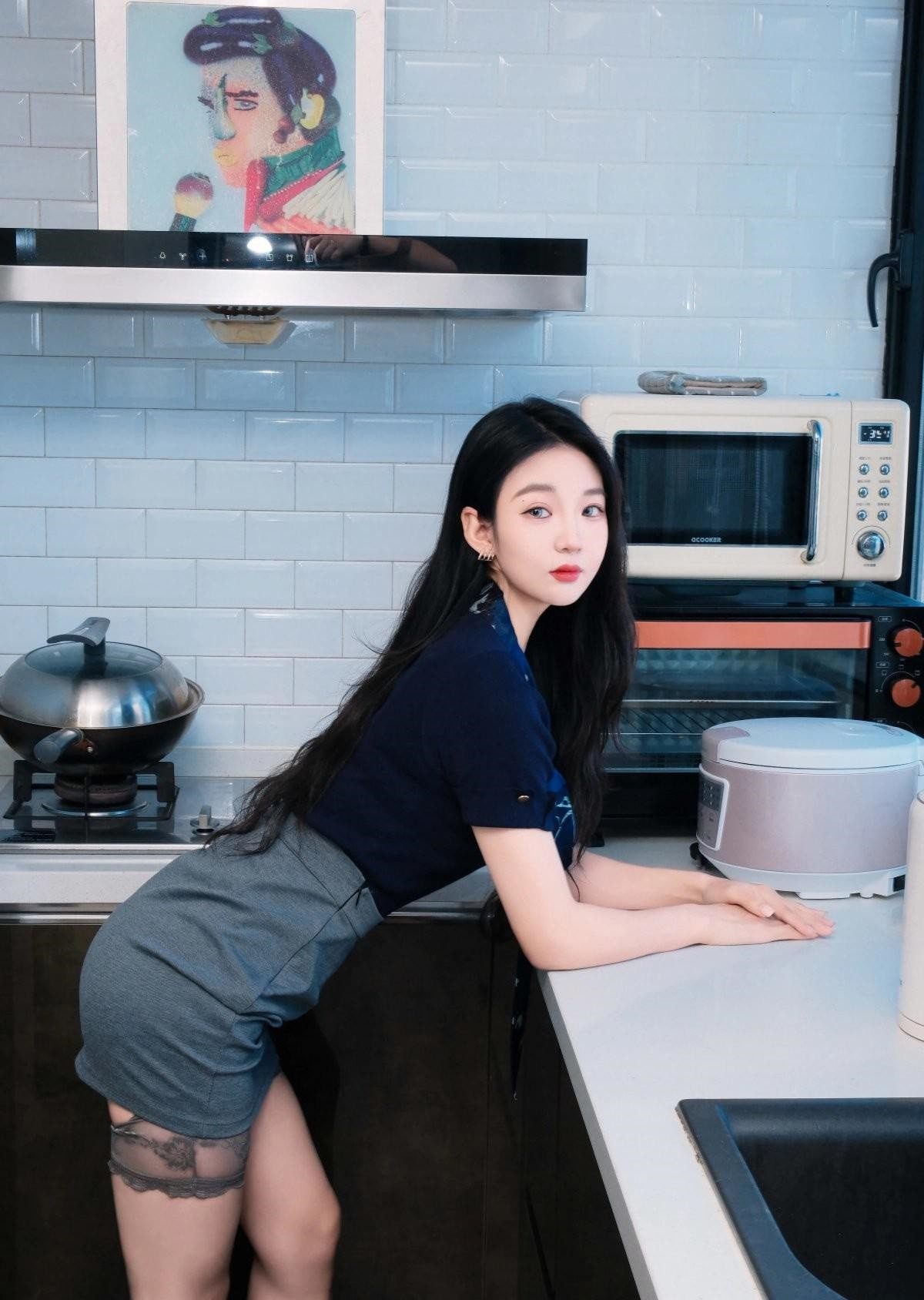 厨房里的气质女神，这样的女朋友你会让她下厨吗？
