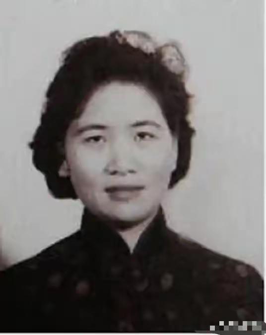 杨娇的人生真的太有戏剧性了。1943年，19岁的她全家因疟疾命悬一线，是王永庆送