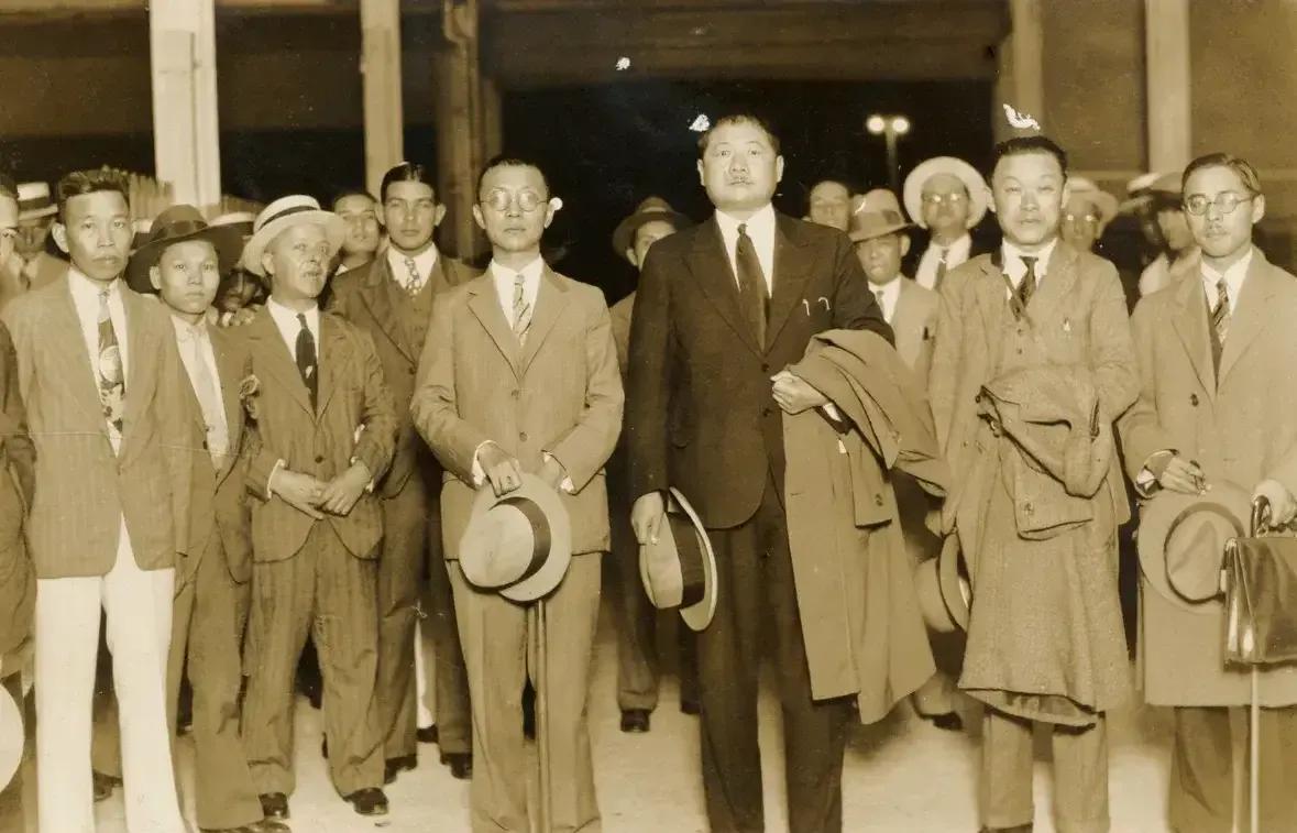 这是他1931年身穿黑色西装，在古巴哈瓦那进行演讲抗日演讲时的照片，这是不多见的