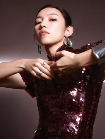 我问老公以一个正常男人的审美那尔那茜长的怎么样？老公叹了一口气说：高耸的鼻梁，