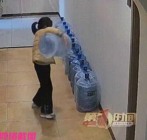 重庆有女子想要看看茶楼经营情况，查看店内监控时，这么一看发现了一件令人动容的事。