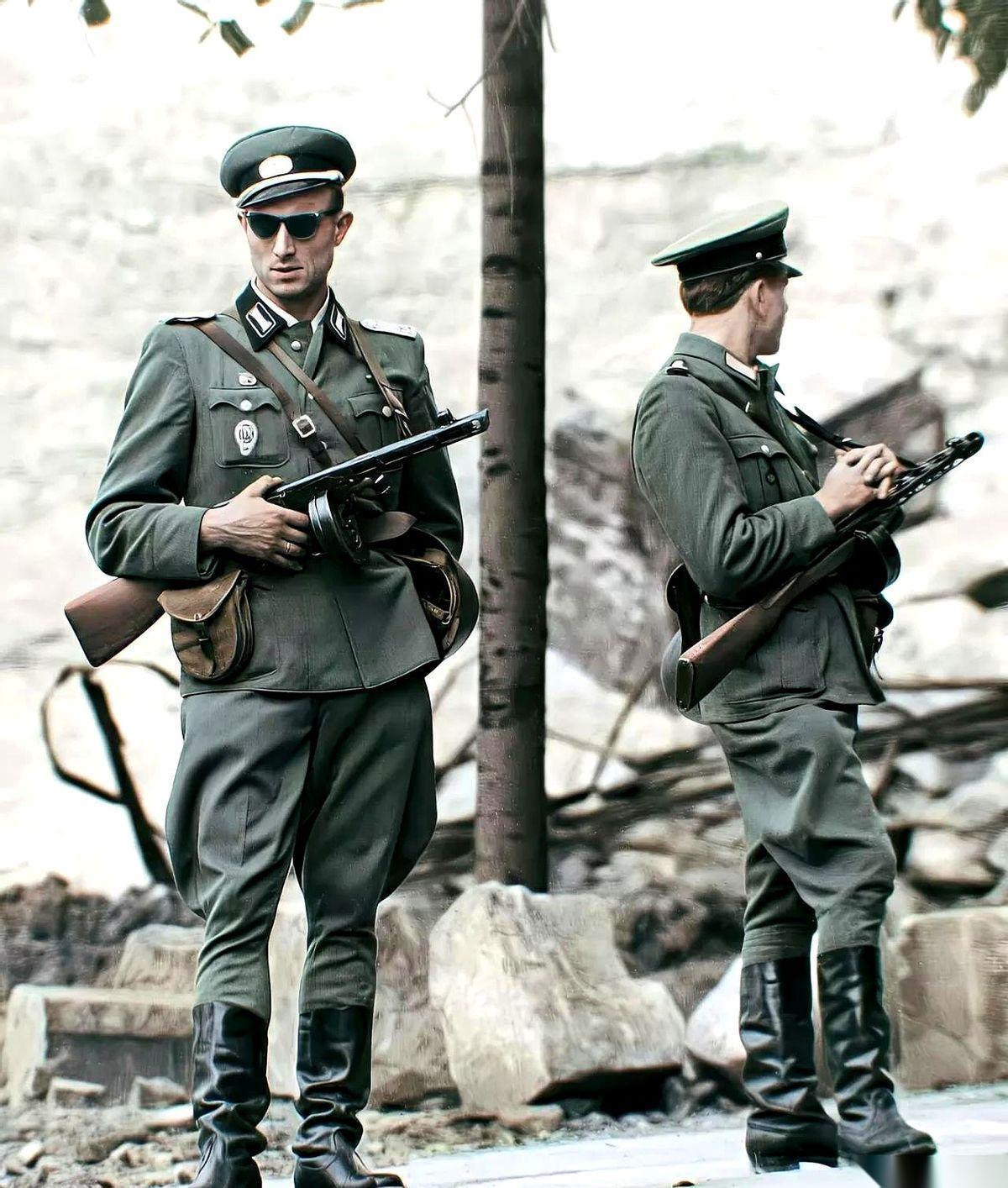 刷到一张老照片，一下就给我看愣了。六十年代，柏林墙下，一个年轻的东德士兵，穿着