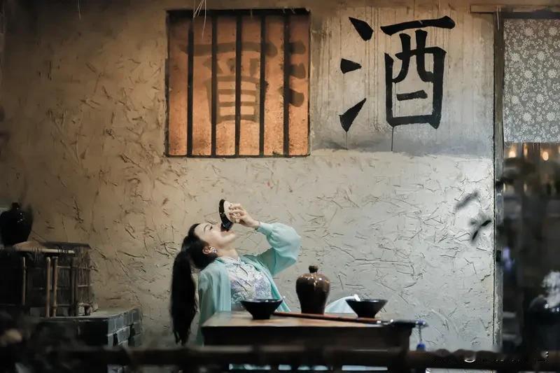 看到“愁来饮酒酒无情”求上联，这让我想起很多关于对联的趣事。就像“醉里吟诗诗有味