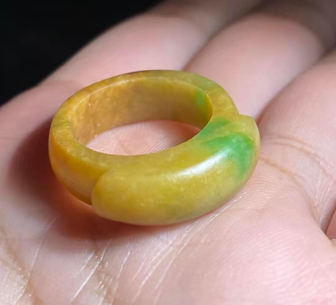 婆婆住院我伺候了半个月！昨天刚出院，大姑姐来家里送给我一枚翡翠戒指，说是谢我的。