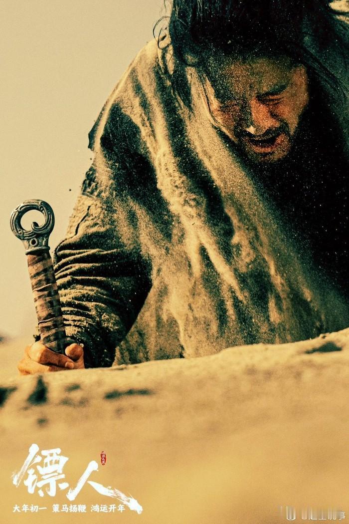 春节档杀疯了，《镖人》以一股粗粝刚猛的硬派武侠，撕开了温柔的合家欢氛围。它不