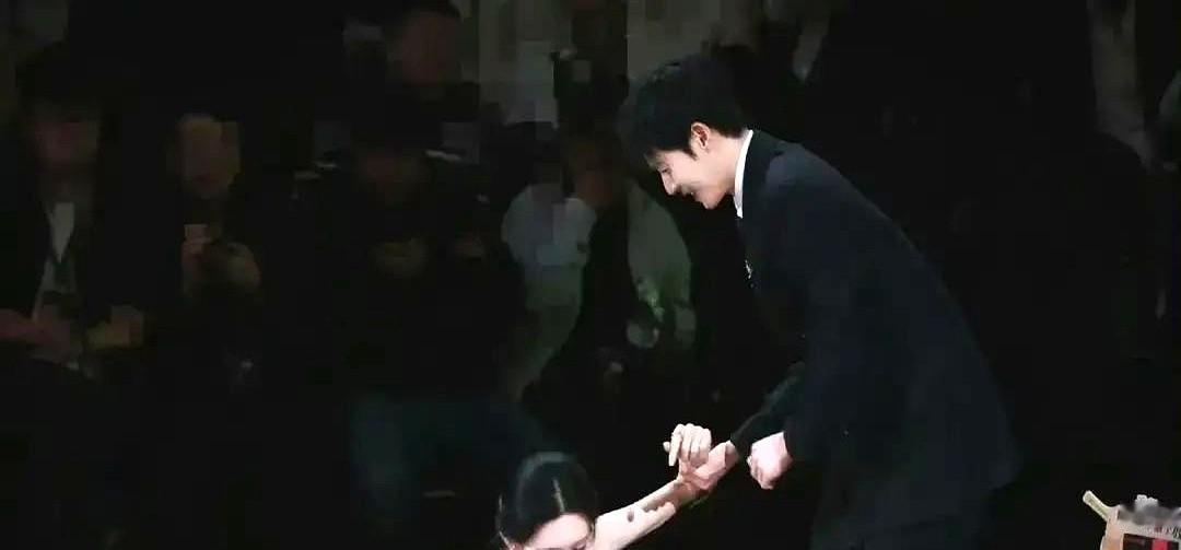 偏偏她这个单手撑地的姿势，被解读成了“算计流量”的绝招。孟子义因为高跟鞋摔倒