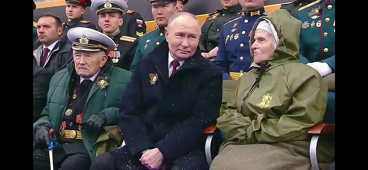不得不佩服普京！在莫斯科红场阅兵式主席台他的左右，不是将军，也不是外国领导人嘉宾