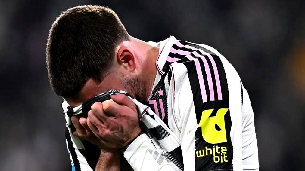 尤文球迷的心直接提到嗓子眼！弗拉霍维奇哭着跟光头教练说“我伤得很重”，Dazn第