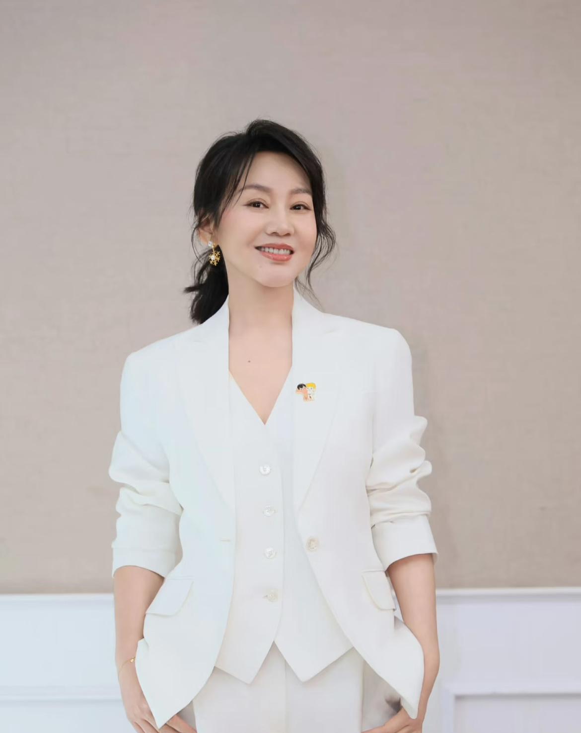奉劝大家一句，别被闫妮骗了，她这个人啊，根本不需要装疯卖傻，她需要的是分寸，