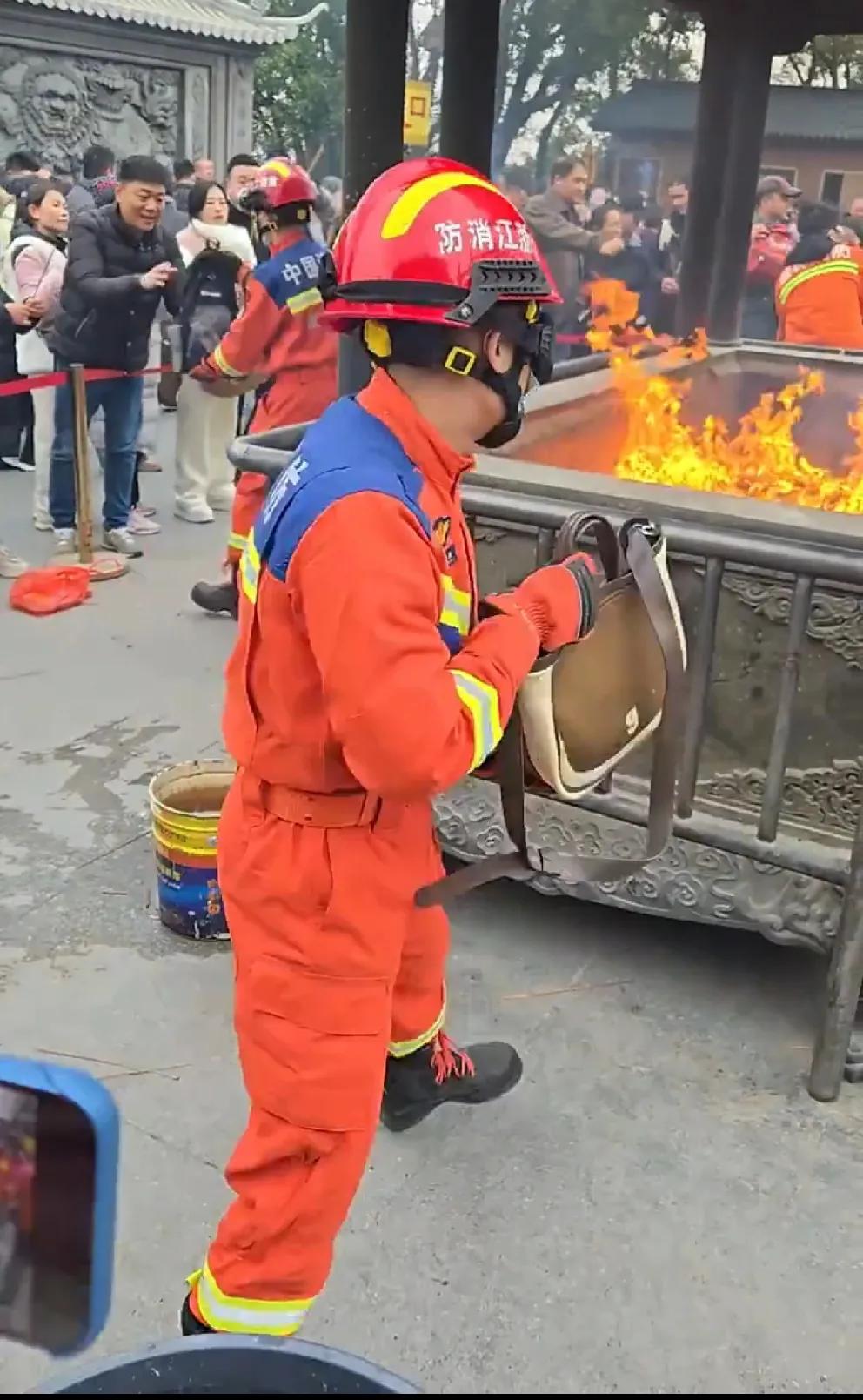 这是什么操作，把人都看懵了！某地不知道是什么寺庙的香炉里，游客纷纷把自己的包包让