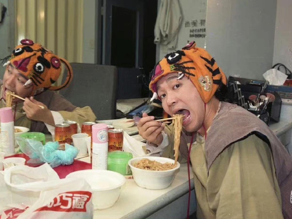 1992年，拍戏间隙的周星驰饿了，正在埋头吃一碗牛肉面，突然有人大喊一声：阿星。