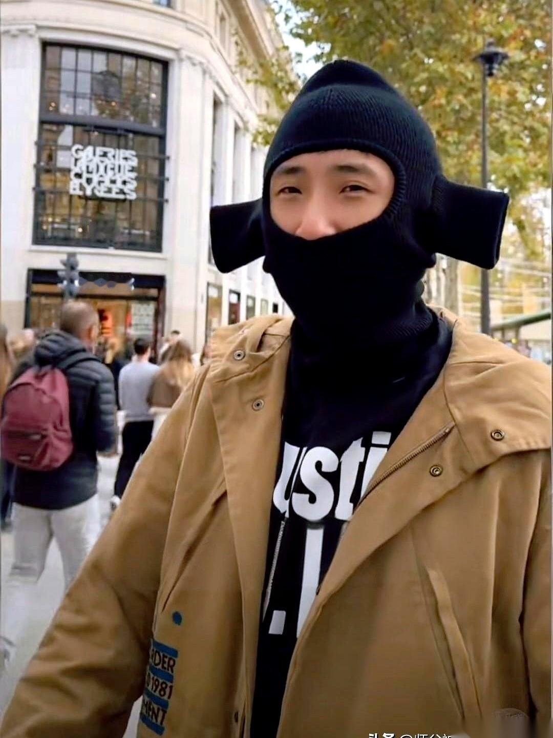 我看到那张照片的时候，第一反应是：这哥们儿疯了吧？在巴黎，把自己打扮成一个劫匪