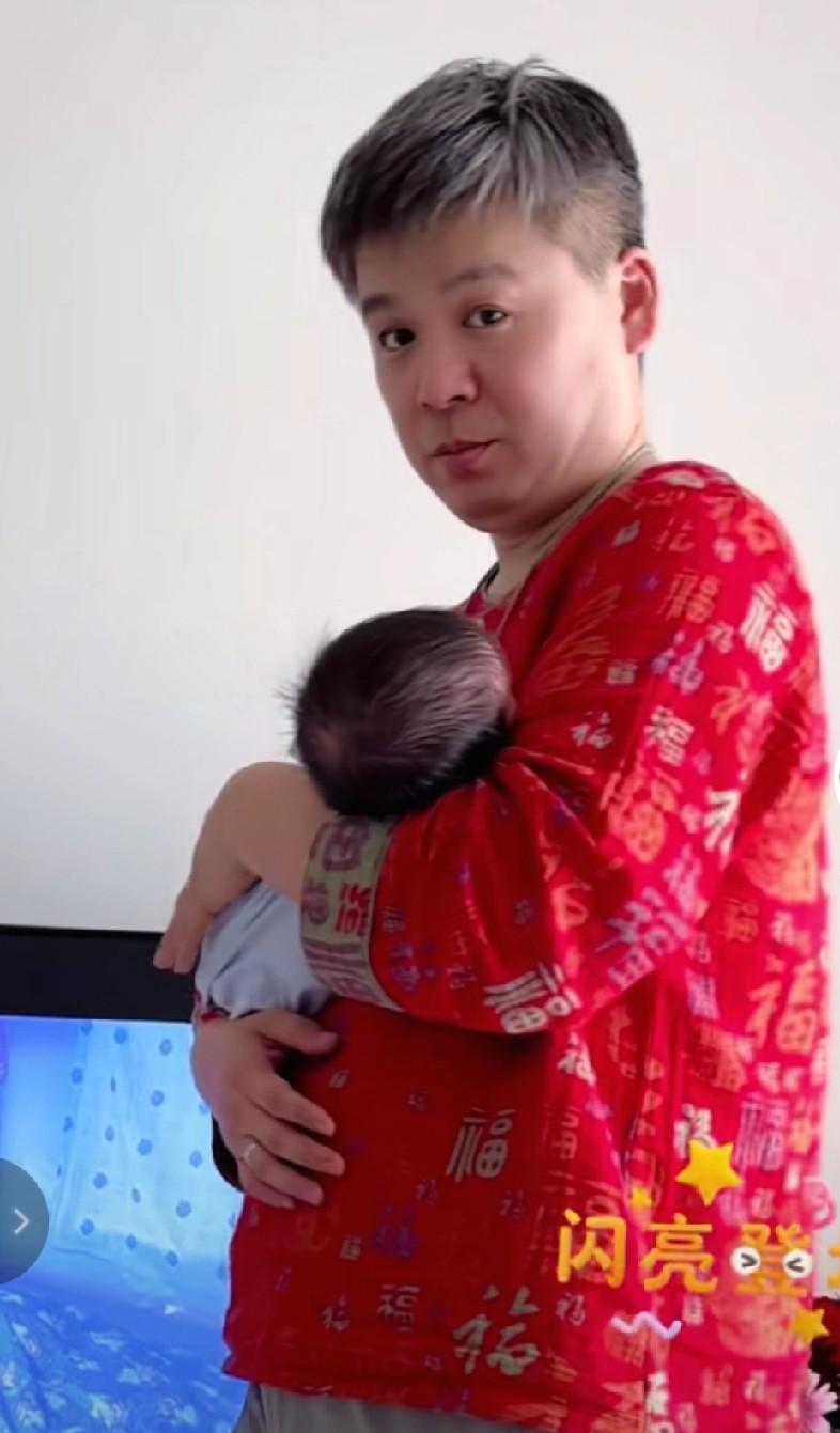 #人生10万公里#湛蓝团队的前运营辉哥最近不太直播说张兰前东家的事儿了，因为他