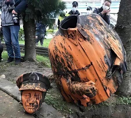 网友爆料蒋介石在另外一个世界，死不瞑目！民进党将老蒋“欺负”成这样，国民党及蒋市