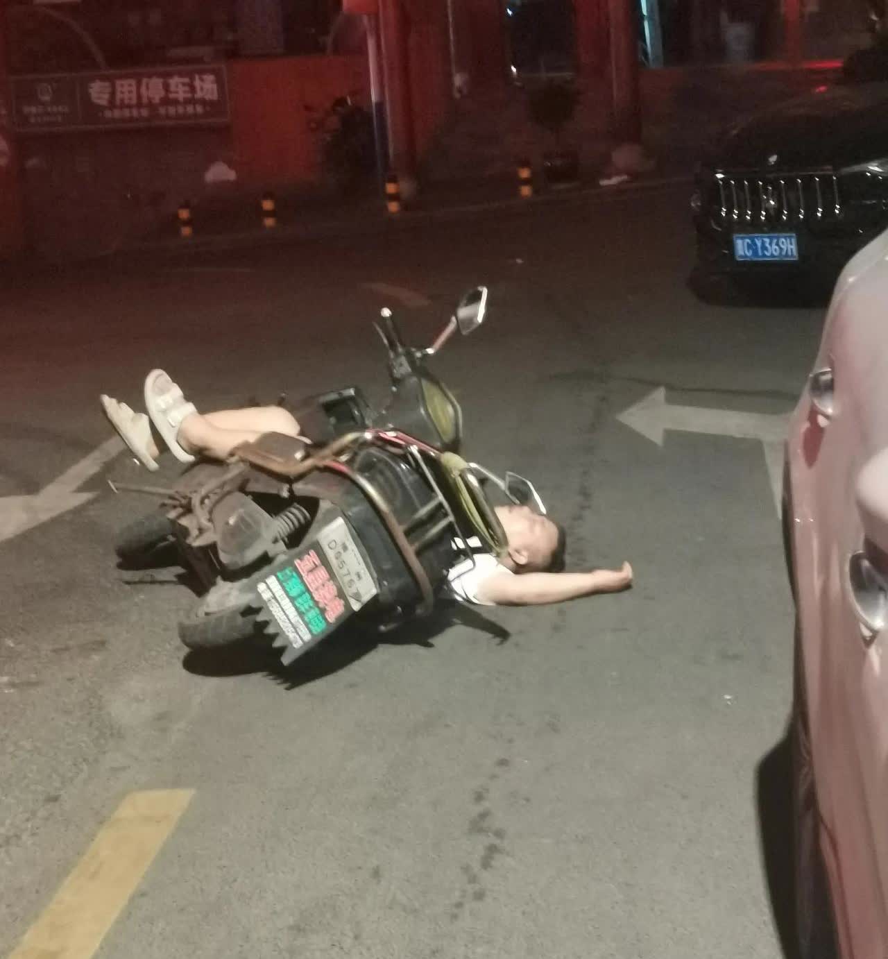 如今的社会我想不懂一些狐朋狗友喝那么多酒干嘛，能喝出单生意还是能喝出点钱来，在说
